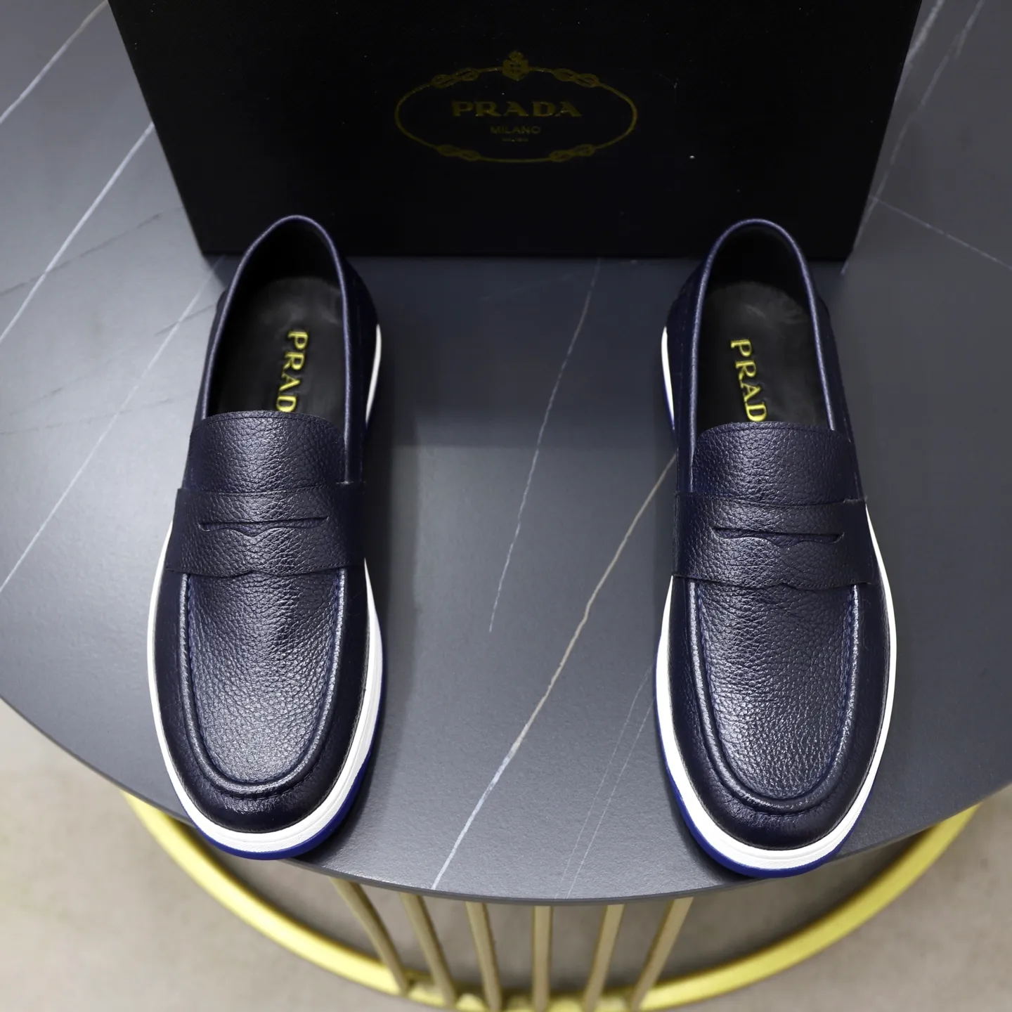 Factory price: 💰640 Prada classic men’s lace-up casual shoes | Imported cowhide upper | Upper stitching layered design, light and breathable | Soft and comfortable | Decorated with PRADA letters on the side | Distinctive sports style, showing the brand style | Lightweight concave and convex pattern rubber soles | Matched with cowhide foot pad lining | Excellent foot feel, fashionable and elegant | Size: 38-44 (45 customized)
